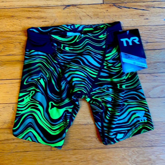 tyr size 22